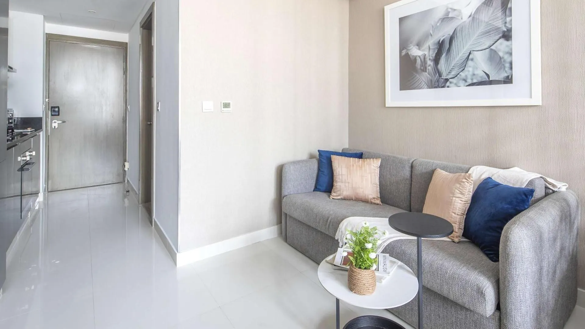 Frank Porter - Damac Prive B Dubai Apartment